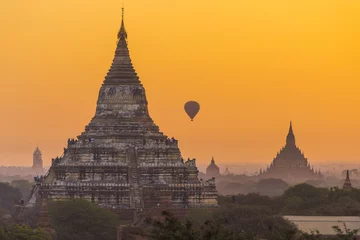 Schilderijen op glas Sunrise over Bagan with air ballon © Fyle