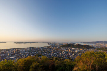 日本の香川県丸亀市の青ノ山から見た瀬戸大橋の美しい夜景