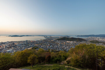 日本の香川県丸亀市の青ノ山から見た瀬戸大橋の美しい夜景
