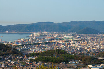 日本の香川県丸亀市の青ノ山から見た瀬戸大橋の美しい夜景