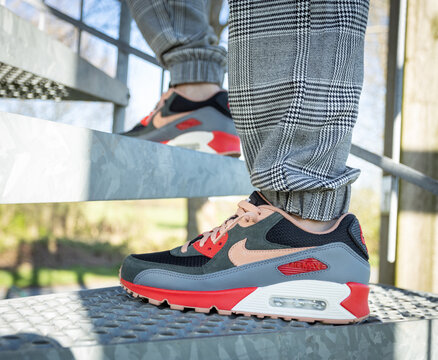 Men's Feet In Nike Air Max 90 ID.