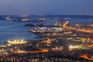 Deurstickers 日本の香川県丸亀市の青ノ山から見た瀬戸大橋の美しい夜景 © 仁 藤原