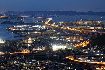 日本の香川県丸亀市の青ノ山から見た瀬戸大橋の美しい夜景
