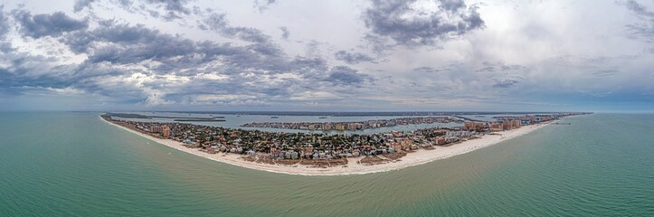 Panorama de drone sur la plage de Clearwater en Floride pendant la journée avec un ciel nuageux