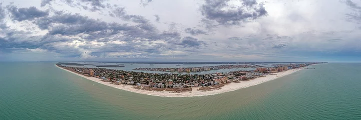 Photo sur Aluminium Clearwater Beach, Floride Panorama de drone sur la plage de Clearwater en Floride pendant la journée avec un ciel nuageux