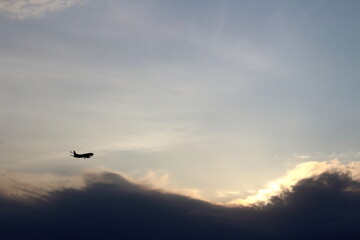 Fototapeta na wymiar 沖縄県宮古島　夕暮れ空と飛行機のシルエット