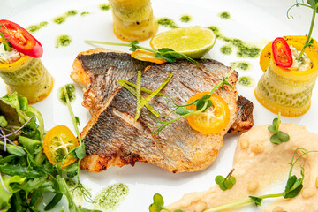 Veal medallion with salad and hummus hummus