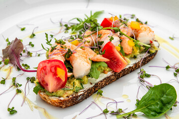 Bruschetta with shrimps, tomatoes and gluacomoli sauce