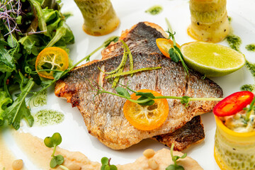 Veal medallion with salad and hummus hummus