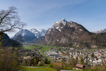 Fototapeta na wymiar Fascinating mountain panorama in Mollis in Switzerland