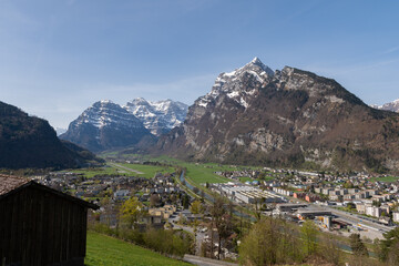 Fototapeta na wymiar Fascinating mountain panorama in Mollis in Switzerland