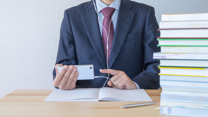 働きながら資格取得を目指すビジネスマン│スマホでオンライン講座...