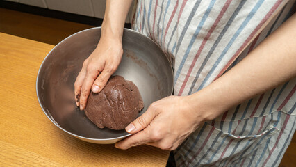 生地をこねる｜手作りチョコパン・チョコクッキーのイメージ