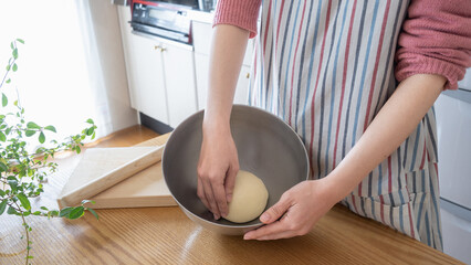 手作りパン｜生地をねる女性
