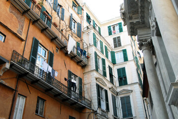 Fototapeta na wymiar Ville de Gênes, ses façades colorées, sculpture, bateaux, Italie