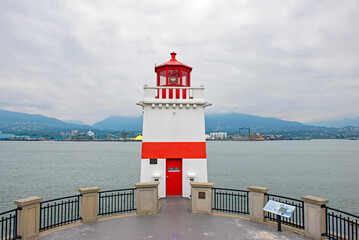 Fototapeta na wymiar Lighthouse in Stanley park overlooking the port of Vancouver, Canada