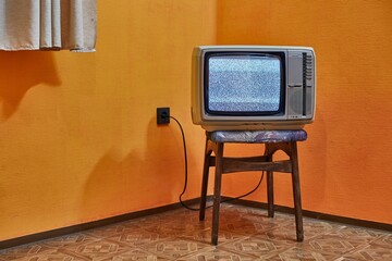 Old TV no signal - 499715882
