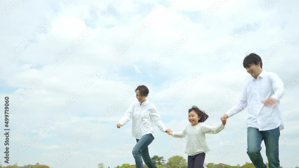 Aufkleber 手を繋いで草原を走る親子　ファミリー　子育て　自然環境