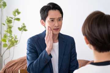 カウンセリングを受ける男性