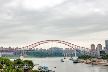 Naklejka premium Chongqing, China - Red Bridge over the yellow river