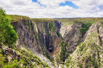 Fototapeta na wymiar Wollomombi Falls is a plunge waterfall in the Oxley Wild Rivers National Park along the Waterfall Way - Hillgrove, NSW, Australia