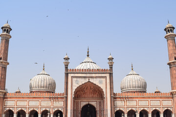 Obraz premium The spectacular architecture of the Great Friday Mosque (Jama Masjid) in Delhi during Ramzan season, the most important Mosque in India, Jama Masjid Mosque, Old town of Delhi 6, India