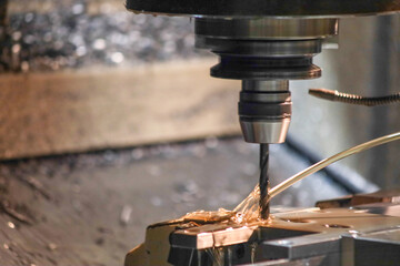 町工場での金属加工作業 金属のタッピング工程