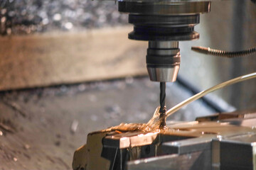 町工場での金属加工作業 金属のタッピング工程