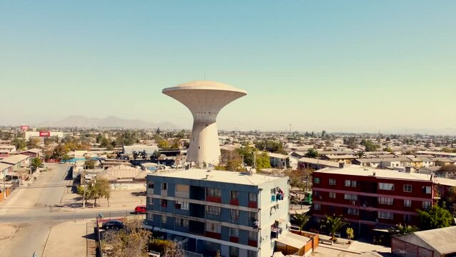 Estanque de agua elevado, una edificaci&oacute;n con una arquitectura en forma de copa de agua que muchos ni&ntilde;os piensan que es un ovni