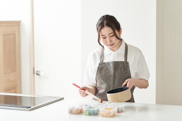 キッチンで料理をするアジア人女性	