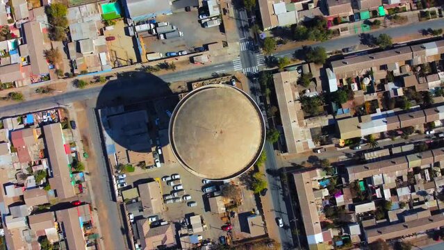 Estanque de agua elevado, una edificaci&oacute;n con una arquitectura en forma de copa de agua que muchos ni&ntilde;os piensan que es un ovni