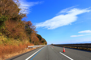 秋の東名高速道路をドライブ