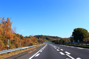 秋の東名高速道路をドライブ