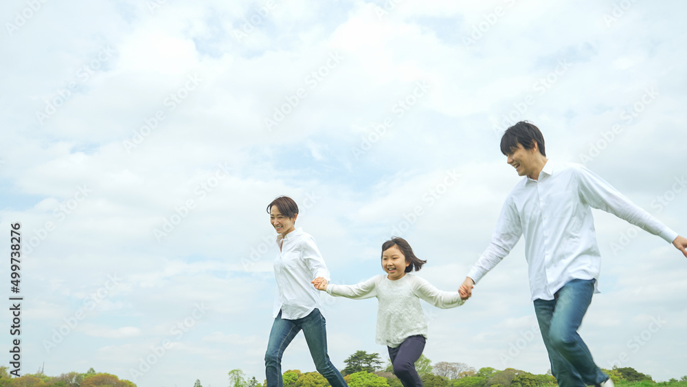 Aufkleber 手を繋いで草原を走る親子　ファミリー　子育て　自然環境