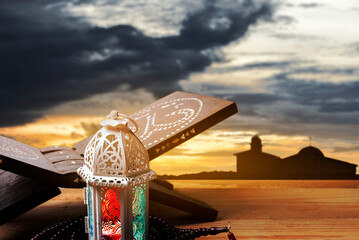 Obraz premium Arabic lamp with colorful light and prayer beads on wooden table