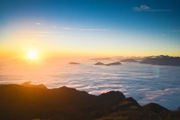 Fotobehang zonsopgang op de top van de berg © ManhLinh