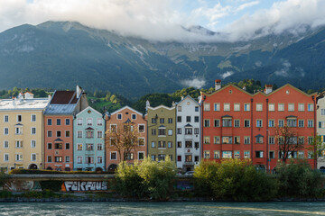 Häuser vor den Bergen in Innsbruck am Inn, Tirol, Österreich