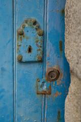 vieilles serrures sur une porte bleue