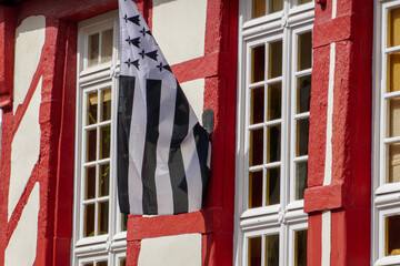 Maison Le Bouistre, maison à pan de bois au Croisic avec le drapeau Breton - obrazy, fototapety, plakaty