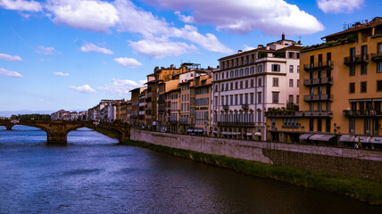 Fototapeta na wymiar Firenze, lungo il fiume Arno