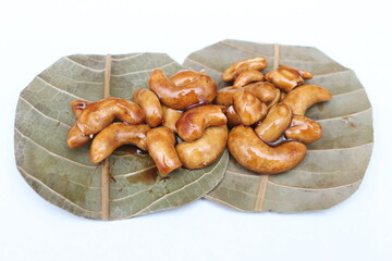 cashew nut baked with honey and paste it on the leaf to look delicious