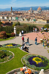 Italia, Toscana, la città di Firenze. Turisti a Piazzale Michelangelo.