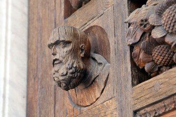 Italia, Toscana, la città di Firenze. Particolare del portone della chiesa di Santa Croce.