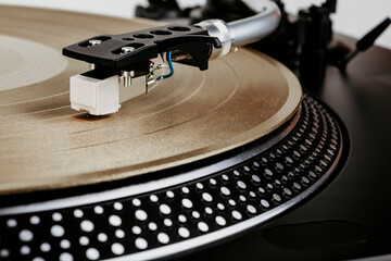 Classic and analog turntable for playing vinyl records. Model for a DJ - 499758825