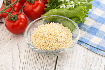 Raw sesame seeds in the bowl