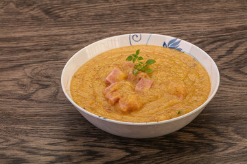 Peas cream soup with smoked ribs