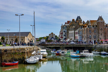 Le port du Croisic, quai de la petite chambre et ancienne criée