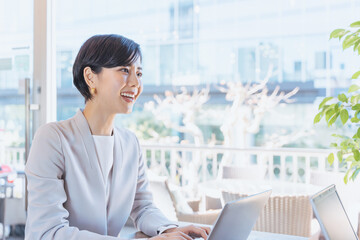 働く女性のイメージ（ビジネスイメージ）