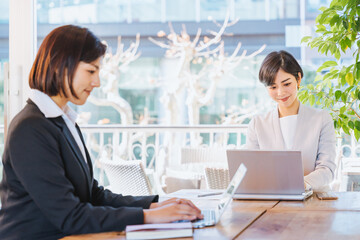 デスクワークをする2人の女性