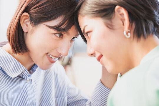 おでこをくっつけ合う2人の女性
